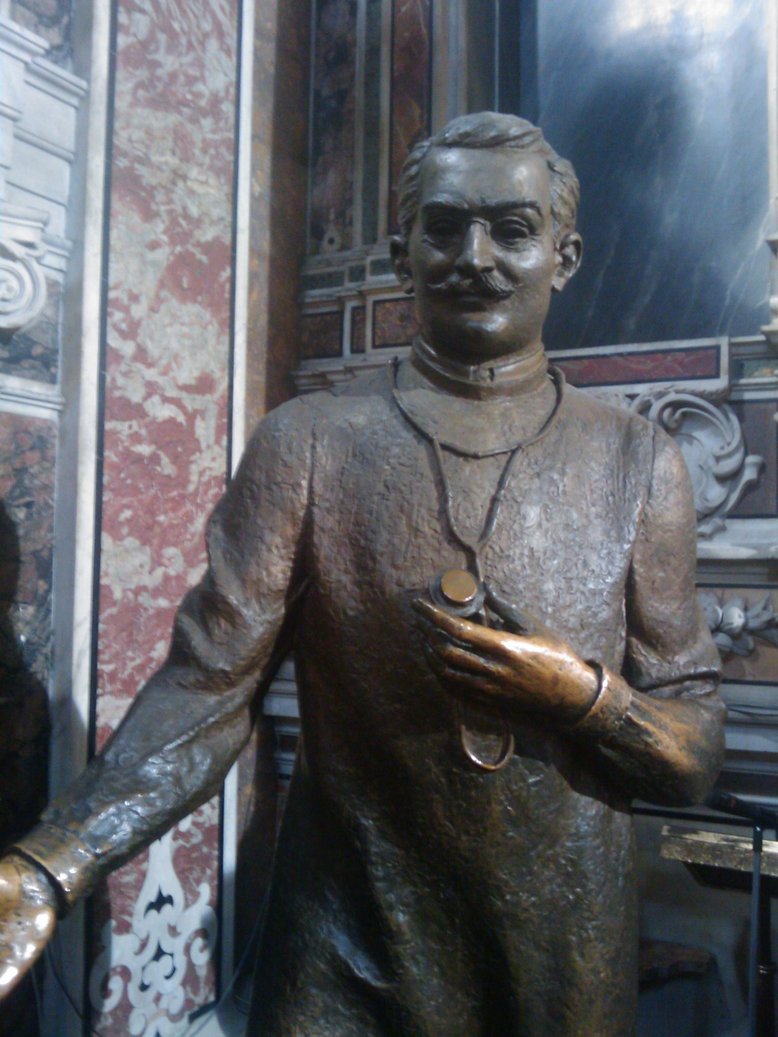 Moscati%20statue%202.jpg